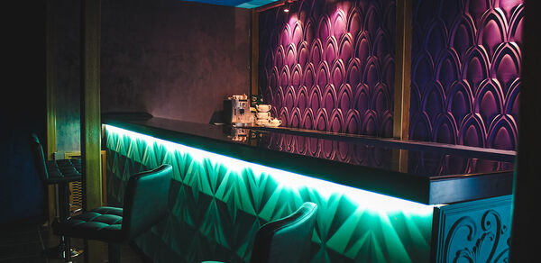 Двухуровневый лофт с кожаными диванами