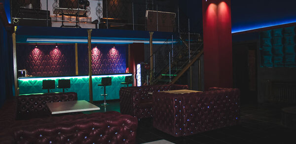 Двухуровневый лофт с кожаными диванами