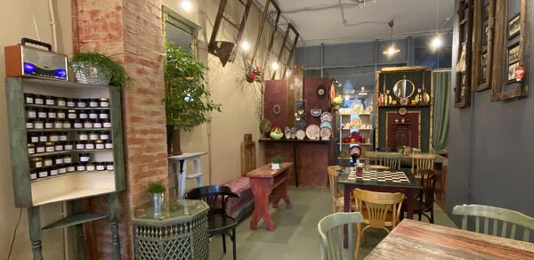 Уютное помещение с винтажной мебелью