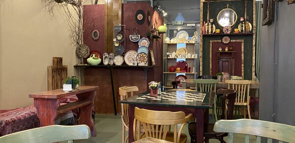 Уютное помещение с винтажной мебелью