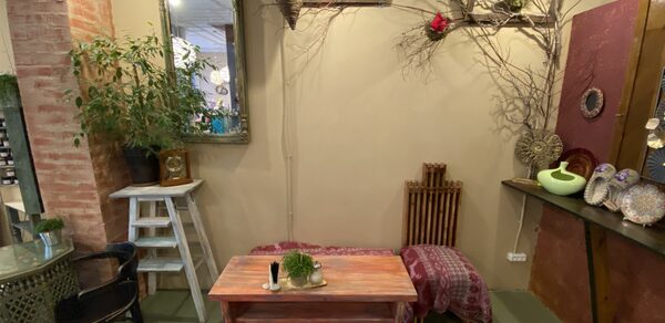 Уютное помещение с винтажной мебелью