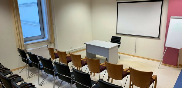 Зал с комфортными креслами для образовательных мероприятий