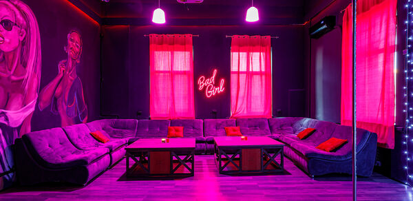 Темный лофт с розовыми акцентами