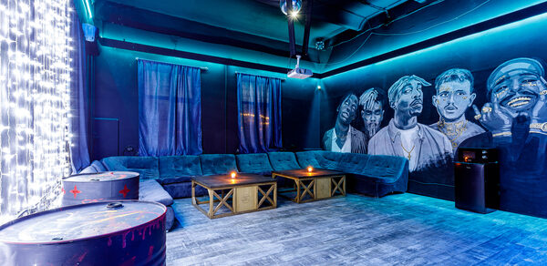 Чёрный лофт с проектором