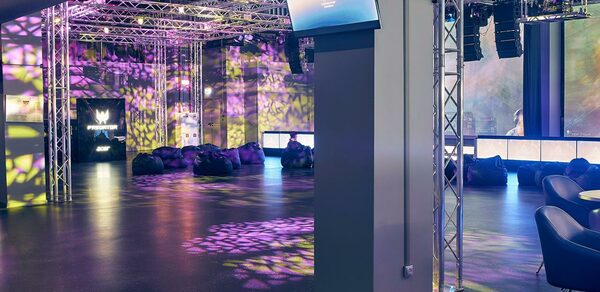 Современный зал с концертным оборудованием