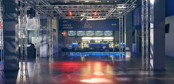 Современный зал с концертным оборудованием