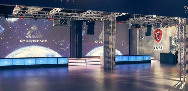 Современный зал с концертным оборудованием