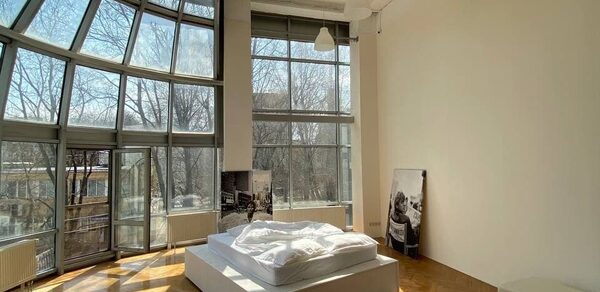 Двухэтажный зал с остеклением