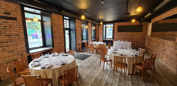 Bistro food. Лофт с черным потолком 