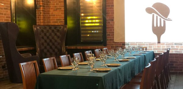 Bistro food. Лофт с черным потолком 