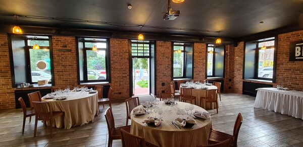 Bistro food (Бистро фуд). Лофт с черным потолком 