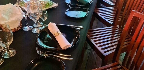 Bistro food (Бистро фуд). Лофт с черным потолком 