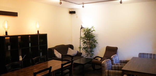 Светлый зал в тайм-кофейне