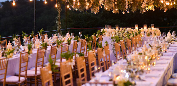 Шатер для праздников на берегу реки