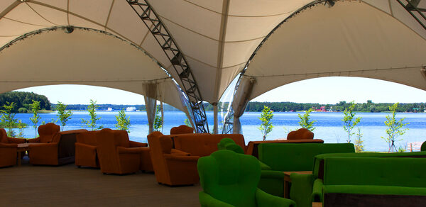 Шатер для праздников на берегу реки