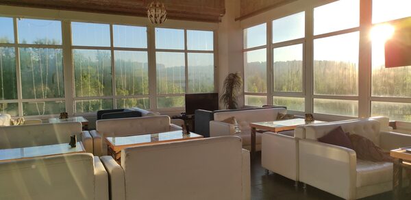 Светлая площадка с панорамными окнами