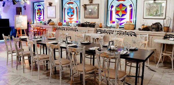 Лофт с витражными окнами