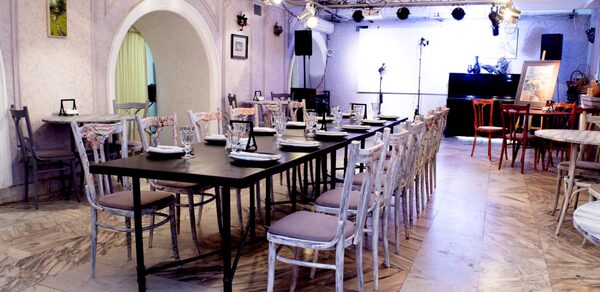 Лофт с витражными окнами