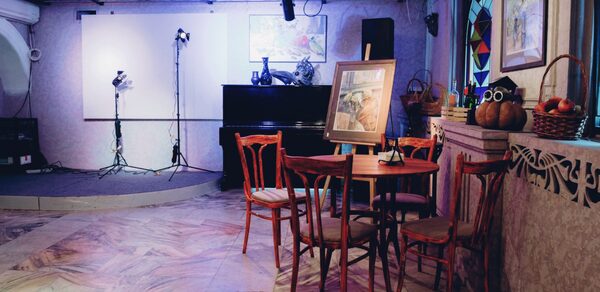 Лофт с витражными окнами