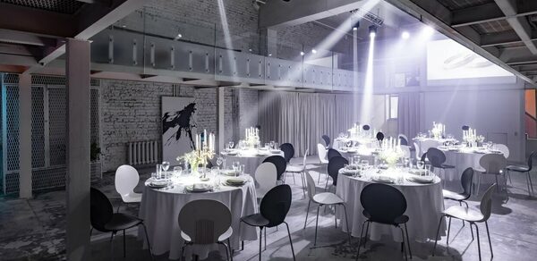 AG Loft (АГ Лофт). Белый лофт с галереей-балконом и верандой