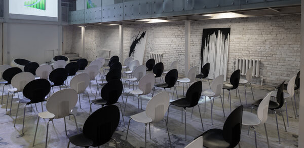AG Loft (АГ Лофт). Белый лофт с галереей-балконом и верандой