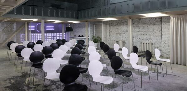 AG Loft (АГ Лофт). Белый лофт с галереей-балконом и верандой