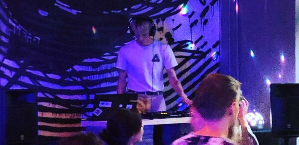 Бар под закрытие со сценой 