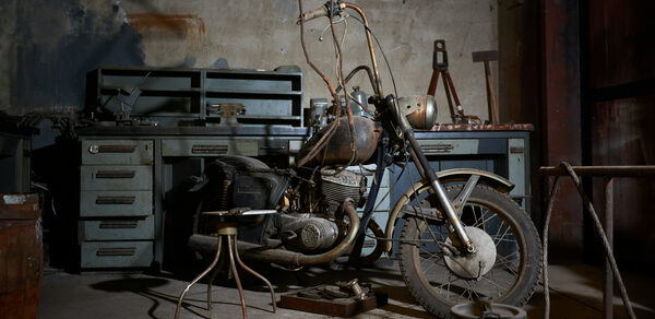 Бар под закрытие со сценой 