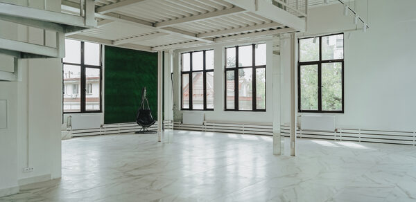 Белый лофт с верандой