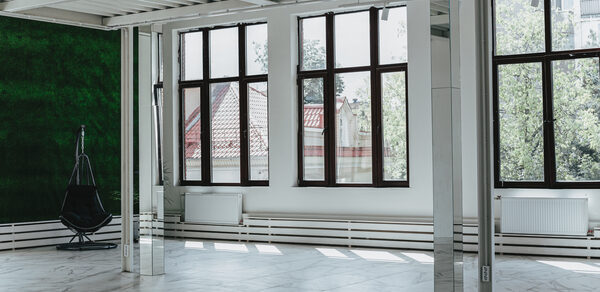 Белый лофт с верандой