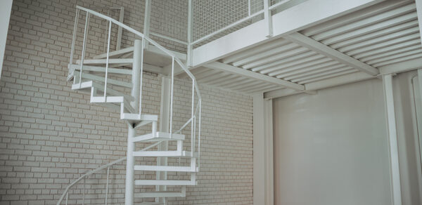 Белый лофт с винтовой лестницей  