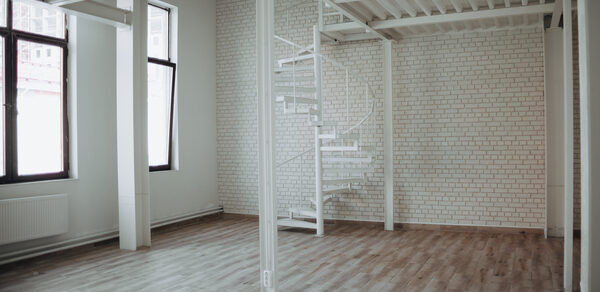 Белый лофт с винтовой лестницей  