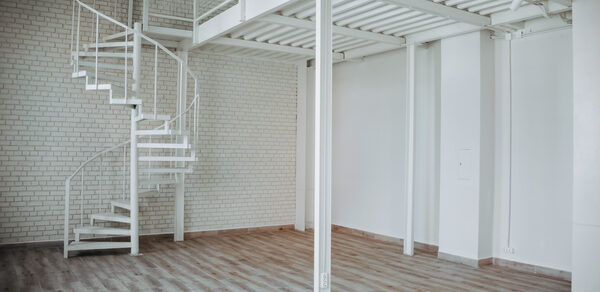 Белый лофт с винтовой лестницей  