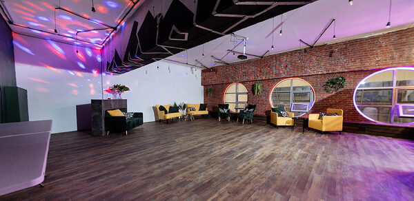 Лофт с круглыми окнами