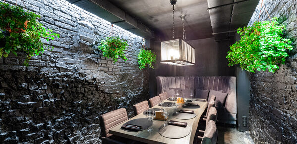 Мини-лофт с большим столом для камерных мероприятий