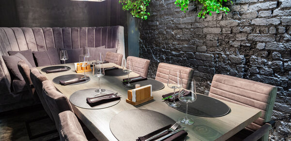 Мини-лофт с большим столом для камерных мероприятий