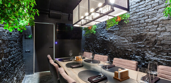 Мини-лофт с большим столом для камерных мероприятий