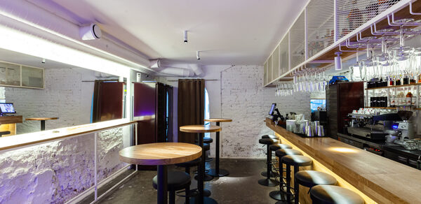 Светлый лофт с барной зоной