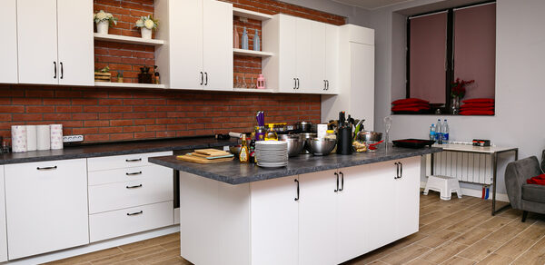 Многофункциональный лофт-кухня с островком