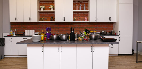 Многофункциональный лофт-кухня с островком