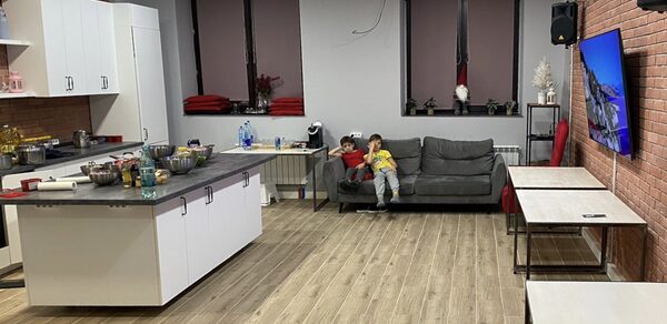 Многофункциональный лофт-кухня с островком