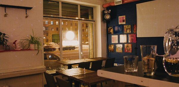 Бар под закрытие с панорамным окном