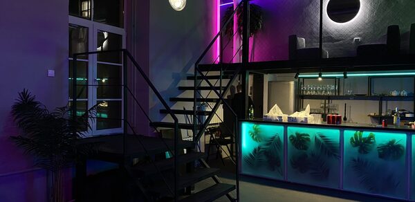 The Portal. Тёмный неоновый лофт