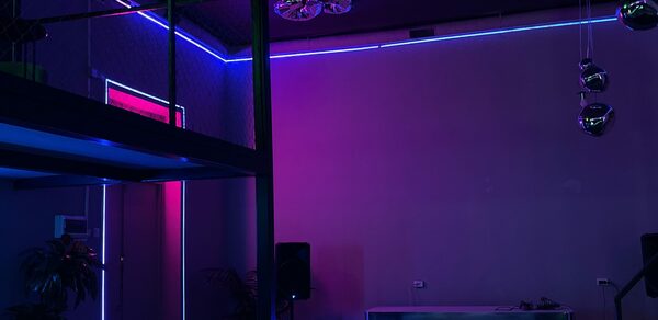 The Portal. Тёмный неоновый лофт