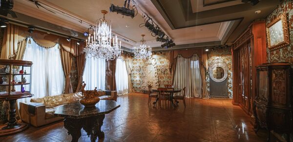 Зонированное пространство с антикварной мебелью 