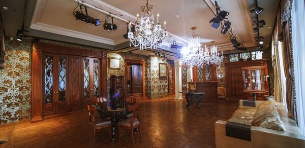 Зонированное пространство с антикварной мебелью 