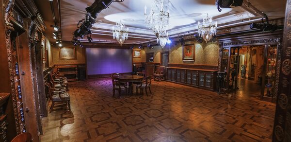 Зонированное пространство с антикварной мебелью 