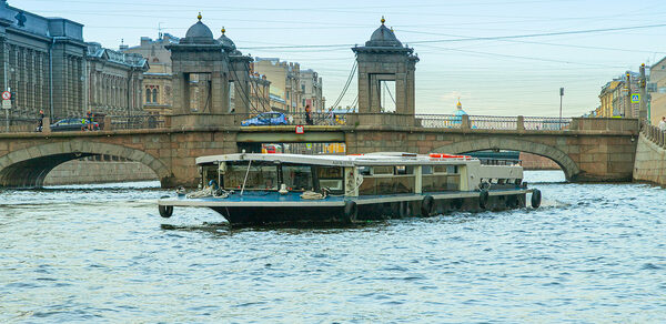 Теплоход с банкетной зоной 