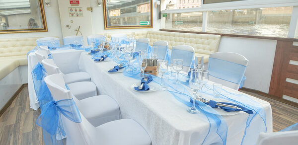 Теплоход с банкетной зоной 