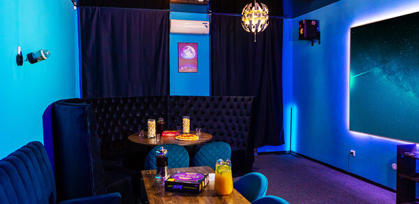 Зал Космос. Тёмная лофт-комната 